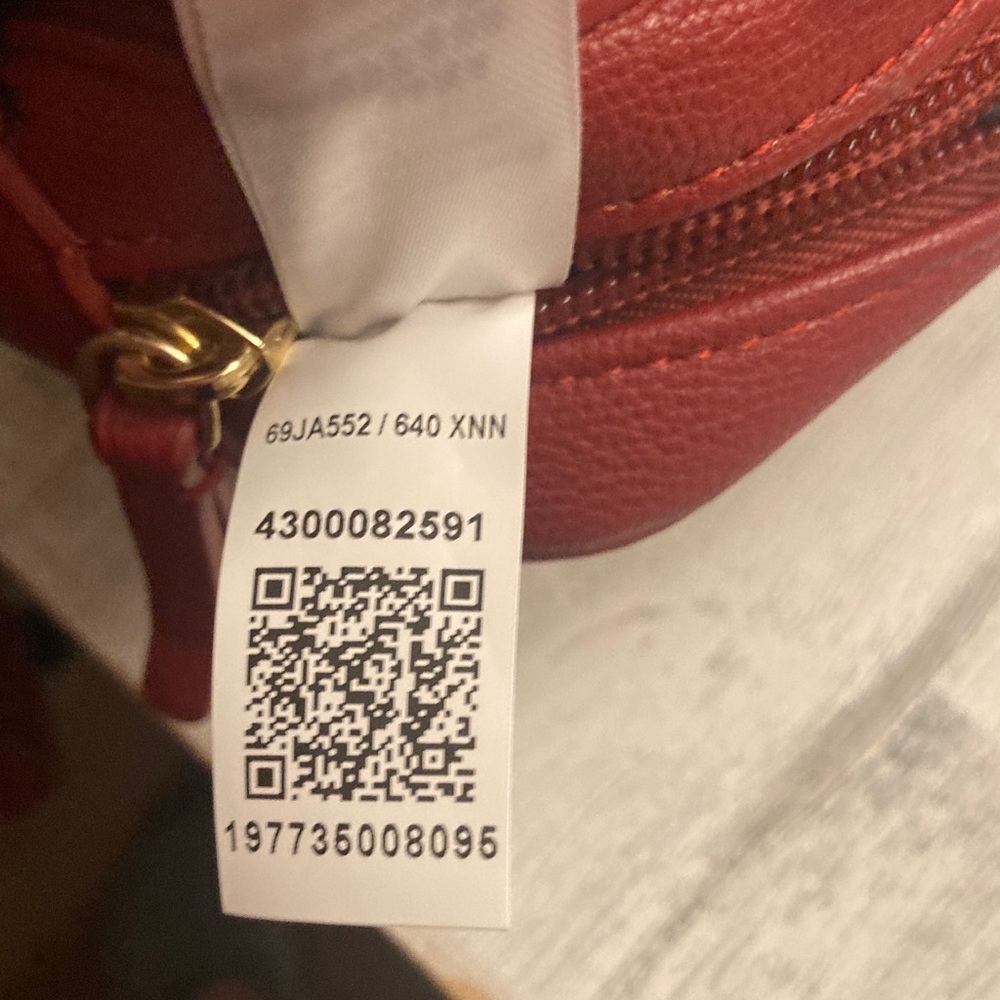 NWOT Tommy Hilfiger Elegant Red Crossbody Bag - Picture 6 of 16
